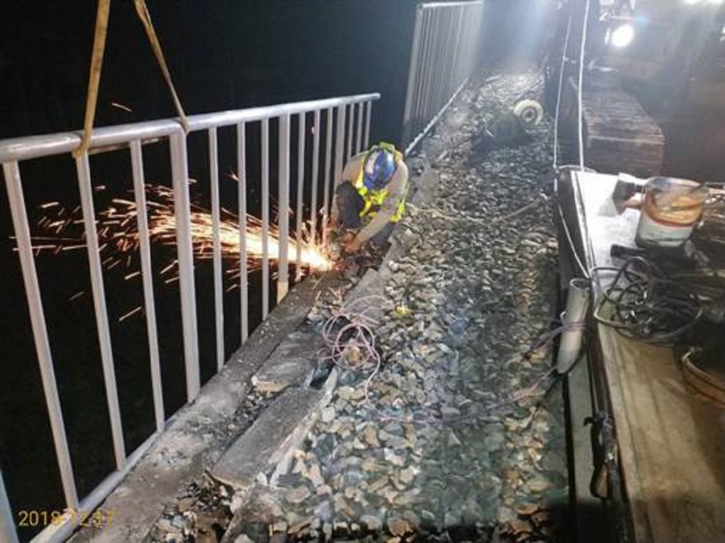 加津林橋海側欄杆組立(夜間施工)