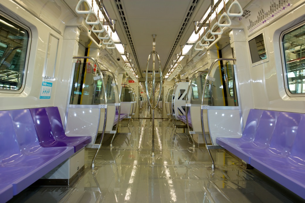普通車座椅採縱向配置，且車內 側板採白色光滑材質以顯明亮整潔